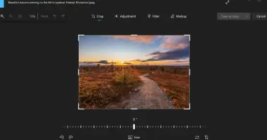 Shows the crop option selected for editing a photo in Windows 11.