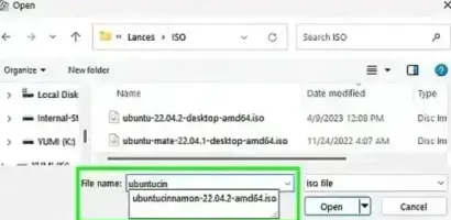 Universal USB Installer: Windows file picker showing Ubuntu ISO files available for selection